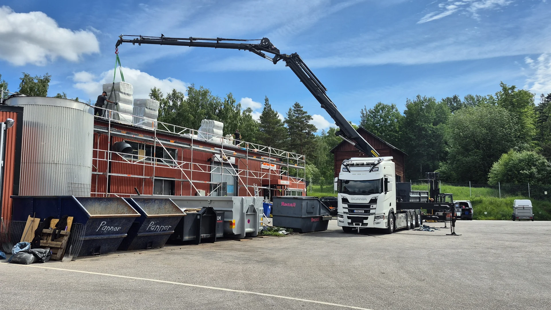 Kranbil från Luddingsbo Kran & Transport utför kranlyft i Norrköping och Söderköping